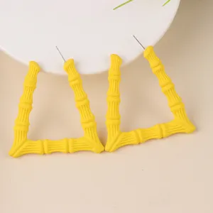 Gelbe Bambus Form Dreieck Ohrringe Acryl Mode minimalistischer Schmuck Detailansicht.