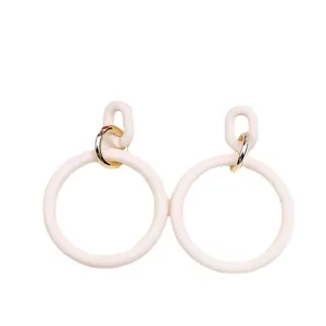 Boucles d'oreilles en acrylique géométriques pour femmes, bijoux tendance et élégants blancs.