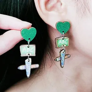 Boucles d'oreilles pendantes en bois chic avec cœur, tableau ABC et pendentifs crayon.