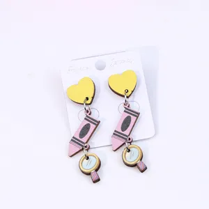 Jolies boucles d'oreilles en bois cœur et crayon coloré pour femmes mode quotidienne.