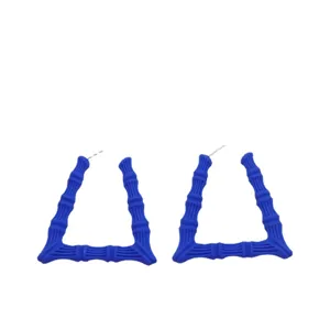 Blaue Acryl Bambus Creolen für Damen, trendiger geometrischer minimalistischer Modeschmuck.