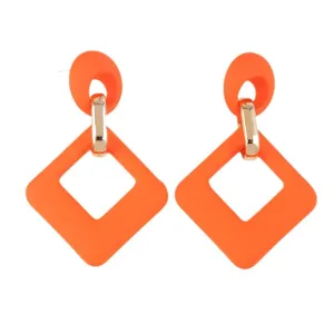 Pendientes geométricos de acrílico naranja con anillo de metal, diseño de rombos huecos de mujer.