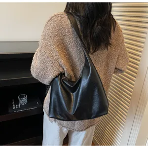 Detailansicht der schwarzen, weichen Hobo-Schultertasche aus Leder, vielseitige Achseltasche.