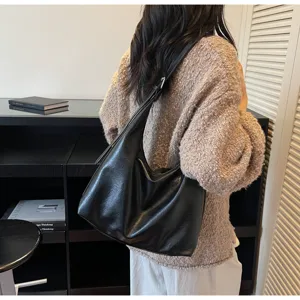 Schwarze weiche Leder Hobo Schultertasche Detailansicht, minimalistische Beuteltasche.
