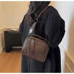 Minimalistische braune Umhängetasche für Damen, weiche Ledertasche mit elegantem Design.
