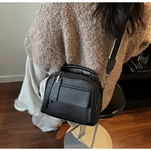 Klassische schwarze Umhängetasche aus Leder für Damen, stilvolle Handtasche chic.