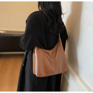 Braune weiche Leder-Schultertasche, lässige Pendler-Unterarmtasche Szenenanzeige.