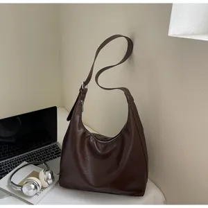Minimalistische braune Schultertasche aus weichem Leder, großer Hobo Shopper für Alltag.