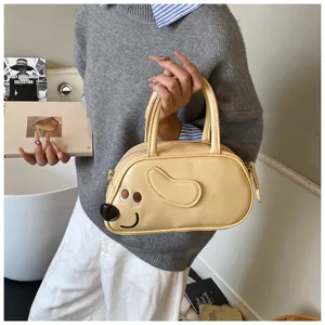 Detailansicht der schicken Dackel-Handtasche aus PU-Leder mit niedlichem Hundegesicht.