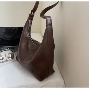 Detailansicht braune weiche Leder Hobo Schultertasche, lässige Damen Alltag Tasche.