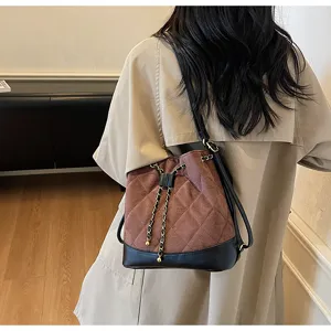 Zaino a secchiello trapuntato marrone alla moda per donna, grande capacità borsa a tracolla.
