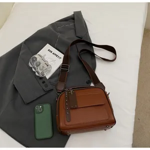 Detailansicht der stilvollen braunen Leder Umhängetasche mit geräumigem Fach und Schultergurt.