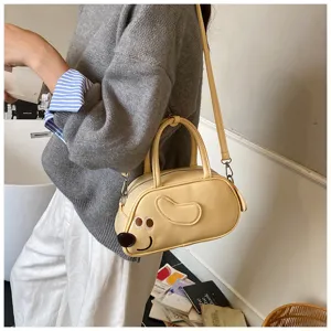 Detailansicht einer niedlichen gelben Hunde-Design Bowling-Umhängetasche, Handtasche.