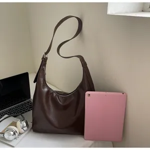 Detailansicht der stilvollen dunkelbraunen Leder Hobo Umhängetasche für das Pendeln im Herbst.