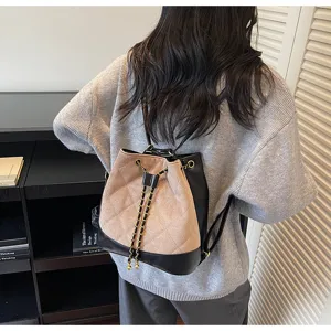 Zaino secchiello in camoscio trapuntato da donna, borsa a tracolla casual per lavoro con catena.