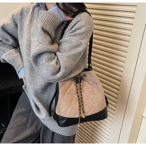 Elegante borsa a secchiello trapuntata dettaglio, effetto camoscio con tracolla a catena.