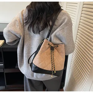 Dettaglio della raffinata borsa a secchiello da donna trapuntata con tracolla a catena.