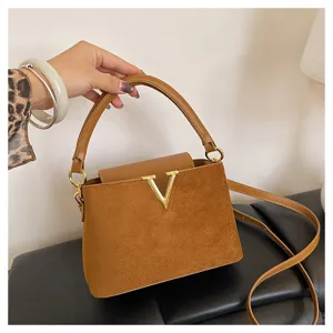 Stylish autumn new fashion simple commuter shoulder bag, retro suede handbag with gold V clasp.