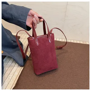 Mini borsa a tracolla per telefono in camoscio bordeaux con manici in vera vernice.