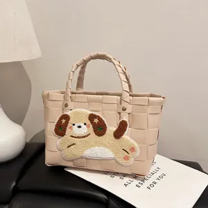 Schicke geflochtene Damentasche, handgemachter Korb mit süßem Hund-Aufnäher, Sommer Strandtasche.