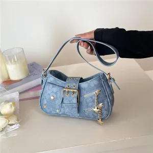 Trendige blaue Denim Motorrad Umhängetasche für Damen, süße coole Handtasche mit Metallteilen.