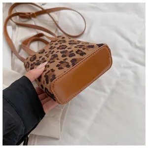 Borsa a tracolla in camoscio leopardato vista dettagliata, borsa a mano moda compatta.