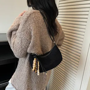Schicke schwarze Wildleder Unterarm Schultertasche fur Damen, retro Freizeit Halbmond Tasche.