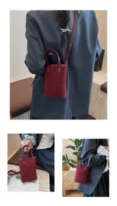 Borsa a tracolla mini in camoscio, piccola borsa elegante da spalla per donna uso dio.