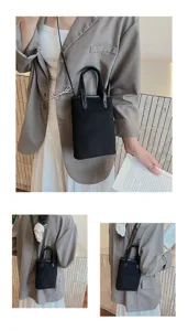 Vista dettagliata della mini borsa a tracolla in camoscio nero, elegante borsa donna.
