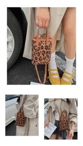 Primo piano della mini borsa a tracolla trendy in camoscio animalier, stile streetwear.