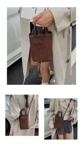 Dettaglio della mini borsa tracolla in camoscio marrone, mostra la trama e il design cinturino.