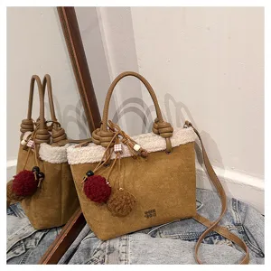 Braune Wildleder Lammfell Beuteltasche Detail, kuschelige Damen Umhaengetasche Herbst.
