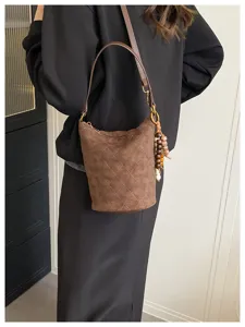 Bolso cubo acolchado de ante marrón con colgante de cuentas, elegante bolso de hombro.