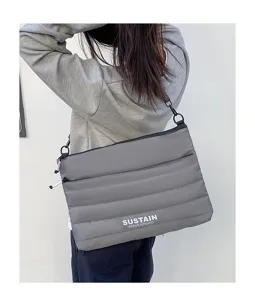 Detailansicht der grauen gepolserten Umhängetasche, lässige Laptoptasche für den Alltag.