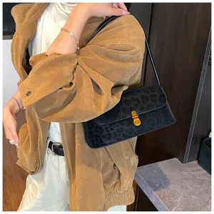 Detailansicht der Retro Damen Achseltasche, matte Oberflaeche mit dezentem Leopardenmuster.