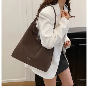 Detailaufnahme der Retro-Wildleder-Umhängetasche mit Textur und großem Fassungsvermögen.