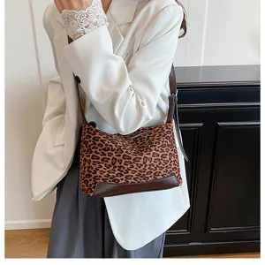 Detailansicht einer Retro-Leoparden-Umhängetasche mit braunem Lederbesatz im Szenen-Foto.