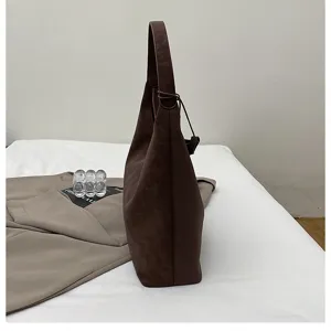 Vintage braune Wildleder-Schultertasche Detailansicht, lässige große Pendler-Shopper-Tasche.