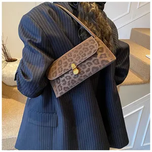 Nahaufnahme der Vintage-Leopardenmuster-Umhängetasche mit weicher Wildleder-Textur.