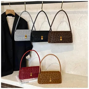 Detailansicht von Vintage Leo-Print Schultertaschen mit matter Textur und edlen goldenen Beschlägen.