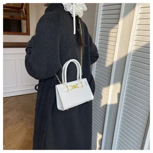 Elegante witte handtas met krokodillenprint en gouden ketting, veelzijdige damesschoudertas.