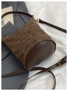 Bolso tipo cubo de ante acolchado marrón para mujer, elegante bolso bandolera con base de cuero liso.