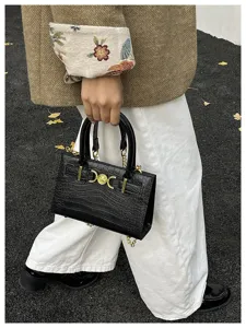 Elegante handtas met krokodillenmotief, veelzijdige schoudertas en modieuze shopper voor dames.