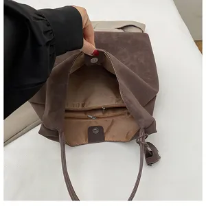 Braune Wildleder Schultertasche, große Kapazität Pendler Handtasche mit Reißverschlusstaschen.