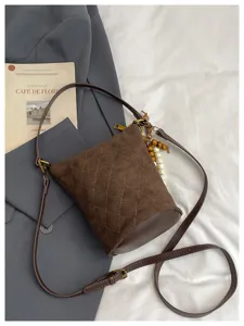 Bolso cubo acolchado de ante marrón para mujer, elegante bolso cruzado de hombro con abalorio.