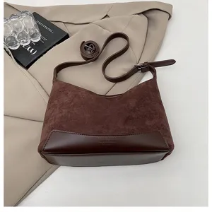 Detailansicht der retro braunen Wildleder Achseltasche, elegante Pendler Umhängetasche für Damen.