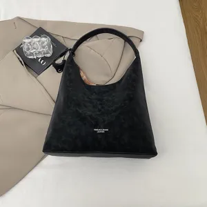 Klassische schwarze Wildleder Schultertasche, minimalistische große Hobo Tasche für Alltag.
