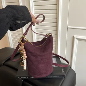 Bolso Cubo Acolchado de Cuero PU Retro para Mujer con Colgante de Abalorio Bolso Bandolera Casual