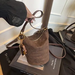 Bolso cubo de ante marrón para mujer, bolso cruzado acolchado con colgante de cuentas de madera.