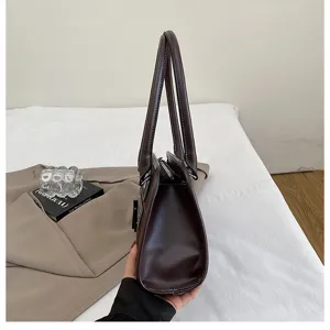 Klassische dunkelbraune Lederschultertasche, stilvolle Pendler-Totetasche mit Seitenprofil.